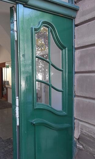 Holztür mit geschwungenem Fenster
Flügel eines Eingangstores aus Holz mit geschwungenem Fenster.