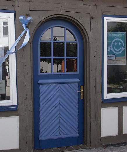 Holztür mit Rundbogen
Das alte Fachwerkhaus wurde farbenfroh renoviert. Die Tür mit dem Rundbogen passt trotz der kräftigen Farben gut in das Gesamtbild.