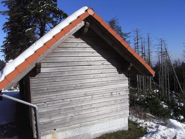 Stülpschalung in den Bergen
Dort wo es oft sehr feucht und windig zugeht, wo man mit Schneeverwehungen zu tun hat, dort sind Holzschalungen als Wetterschutz sehr verbreitet.