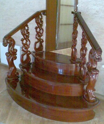 Holztreppen mit Schnitzereien
Wer glaubt, die Zeit der großen Künstler sei vorbei, der hat diese Treppen noch nicht gesehen.