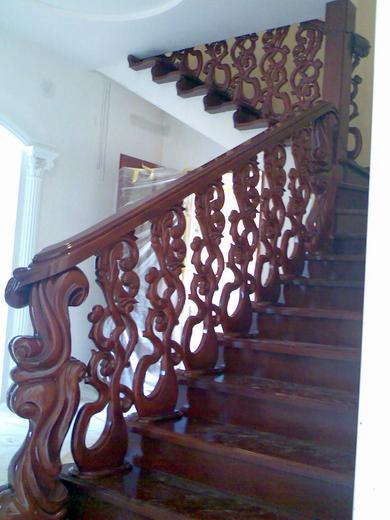 Die Treppe als Bindeglied
Die Treppe verbindet die Stockwerke im Haus. Wenn die Treppe aus einem guten Holz geschnitzt ist, macht sie den Aufstieg leichter.