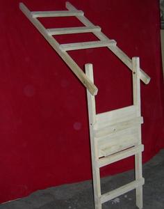 Treppen-Leiter auch als Wäschetrockner verwendet
Bei der kleinen Holz-Leiter ging es vor allem um den praktischen Wert. Gelegentlich kam sie so aufgeklappt schon als Wäschetrockner zum Einsatz. Ganz aufgeklappt hat die