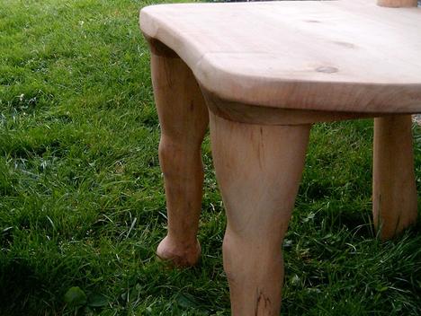 02.03.09 Geschnitzte Stuhlbeine aus Pappelholz
Jeder Möbeltischler wird Pappelholz für einen Stuhl als ungeeignet bezeichnen. Mit etwas Phantasie wurden aus dem minderwertigen Holz aber doch ein paar reizende Beine.
