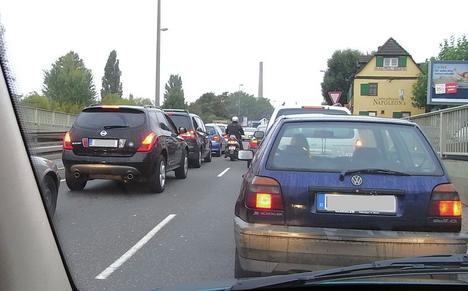 Energiesparen im Stau
Bei meiner Anfahrt zur IAA stehe ich natürlich im Stau, das heißt ich bewege nicht schrittweise vorwärts. Bei dieser langsamen Gangart zeigen sich alle Nachteile der