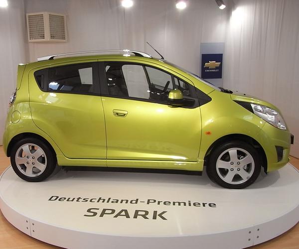 Chevrolet Spark
Ein kleiner Wagen für den Alltag. Unter den vielen Kleinwagen, die sich alle doch irgendwie ein wenig ähnlich sehen, macht der Chevrolet Spark einen recht guten Eindruck.