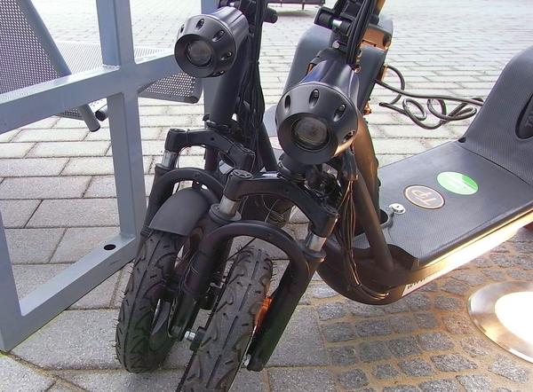 Elektrisch - Praktisch - Gut
Vorn mit einer Telegabel und hinten mit einer Hinterradschwinge mit Stoßdämpfer ausgerüstet, dürfte dem nötigen Fahrkomfort kaum etwas im Wege stehen.