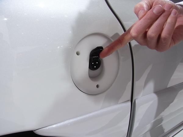 Steckdose statt Tankstutzen
Elektrofahrzeuge haben vorerst unter der Tankklappe eine Steckdose. Eigentlich müsste man sie Steckeranschluss nennen, denn die Buchse befindet sich im Kabel.