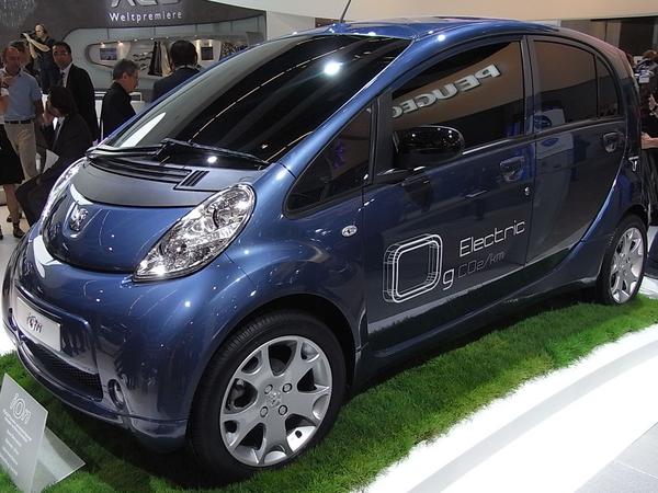 Elektroauto von Peugeot
ION nennt sich der neue Peugeot Electric. Auf den ersten Blick gleicht er dem Mitsubishi MIEV. Der Wagen ist ein Gemeinschaftswerk zwischen Mitsubishi, Citroen und Peugeot.