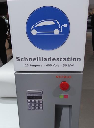 Schnell-Ladestation für Elektroauto
Mit der Entwicklung der Elektroautos wird auch die Verbreitung von Stromtankstellen notwendig. Einen entladenen Akku schnell aufzuladen ist dabei das angestrebte Ziel.