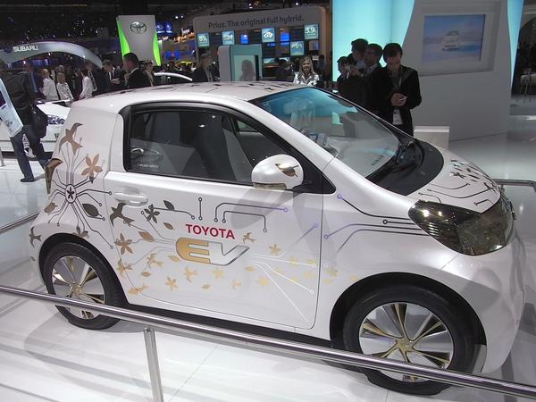 Konzept Auto
Selbst bei Toyota, wo man seit Jahren Erfahrungen mit Hybridfahrzeugen hat, gibt es noch kein vollwertiges Elektroauto zu kaufen. Concept Vehicle steht noch am Ausstellungsstück.