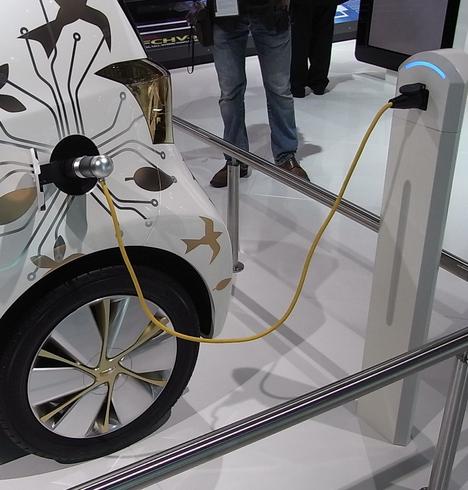 Messe-Auto angeschlossen
Schön ordentlich sieht es ja aus, wenn das Auto direkt vor dem Stromanschluss parkt. In der Realität wird es aber mit dem kurzen Ladekabel Schwierigkeiten geben.