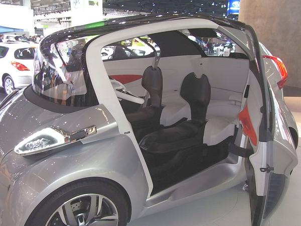 Geräumiges Elektroauto
Das Concept Car von Peugeot bietet für die geringen Außenmaße einen maximalen Innenraum. Die seltsamen Sitze tragen mit dazu bei, das es in dem Auto viel Bewegungsfreiheit gibt.