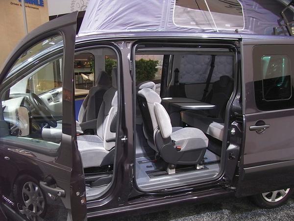 Peugeot Vagabond - ideales Reisefahrzeug
Wer oft auf Reisen geht benötigt ein Fahrzeug in dem er Essen, Schlafen, Lesen und noch viele andere Dinge machen kann. Der Peugeot Expert Tepee Vagabond könnte