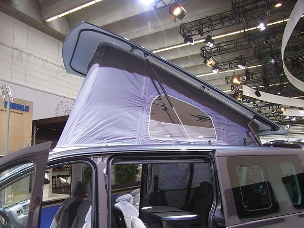 Campingbus mit integriertem Dachzelt
Das Dachzelt ist im eingefahrenen Zustand kaum wahrnehmbar. Erst wenn es ausgeklappt ist, sieht das Auto so richtig nach Camping aus.