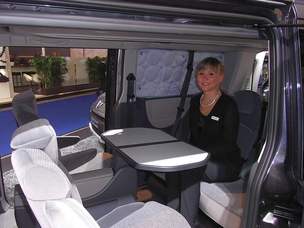 Gemütlicher Wohnraum im Reisemobil
Der Raum mit Tisch und Polster-Sesseln ist wie ein gemütliches Wohnzimmer.