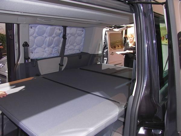 Das Camping-Bett im Peugeot
Das Bett im Peugeot ist aufgebaut. Die dreiteilige Matratze nutzt die volle Breite des Innenraumes. Damit haben 2 Personen ausreichend Platz.