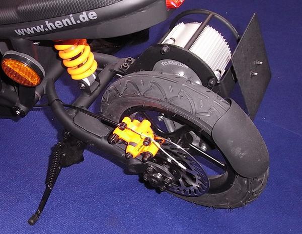 Direktantrieb am Rad des Rollers
Am Hinterrad rechts hängt der 1000Watt-Elektromotor. Auf der Linken Seite sorgt eine Scheibenbremse für die nötige Sicherheit.