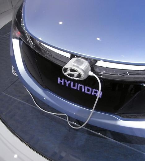 Hyundai unter Strom
Das Konzeptfahrzeug von Hyundai steht hier demonstrativ unter Strom. Der Plug-In-Hybrid soll mehr als 60 km rein elektrisch fahren, womit er als alltagstauglich gilt.