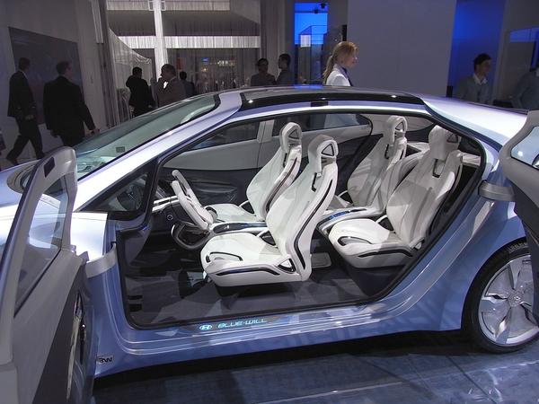 Konzeptauto - freundlich gestaltet
Wer rechnet bei einem Auto mit so viel Offenheit? Die Türen des Hyundai Blue Will öffnen so weit, das der Wagen bequem zu besteigen ist.