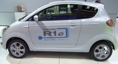 Moderner elektrischer 2-Sitzer
Der Subaru R1e ist leider nur ein Zweisitzer, doch als Elektroauto für den Stadtverkehr macht er schon fast einen sportlichen Eindruck. Eben ein Flitzer für die Stadt.
Bild 1