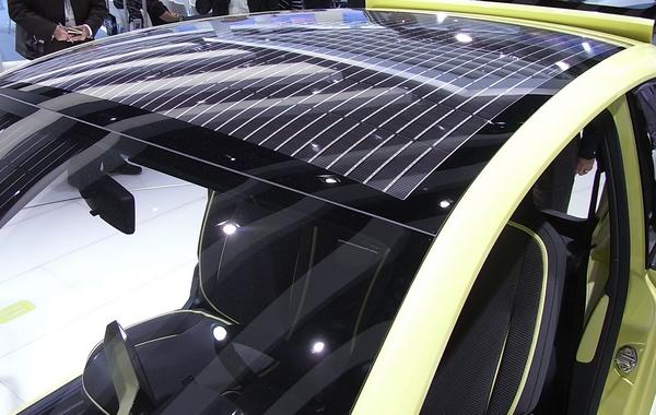 Solarzellen auf dem Autodach
Es dauert so seine Zeit, bis eine Technik sich durchsetzt. Das zukünftige Elektroauto von VW soll dann auch ein Dach mit Photovoltaik haben.