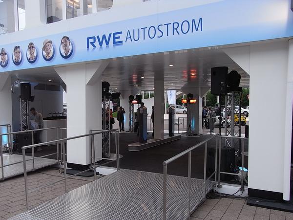 RWE Stromtankstelle
Die Energieversorger sind um die Entwicklung der Infrastruktur für Elektroautos stark interessiert. Nicht nur weil sie auch den Autofahrern den Strom verkaufen möchten,