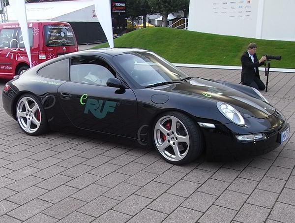 e Ruf - der Porsche mit Elektromotor
Auf dem Freigelände der IAA war auch der e Ruf zu sehen. Wer etwas Geduld mitbrachte konnte auch mal ein Stück mitfahren.