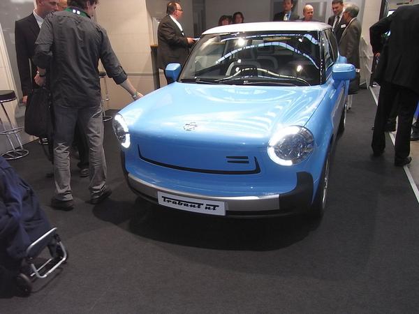 New Trabbi - Wiederbelebungsversuch
Der Trabant erstrahlt in neuem Glanz. Gewisse Ähnlichkeiten und ein paar typische Charakterzüge des alten Trabant sind unverkennbar vorhanden.