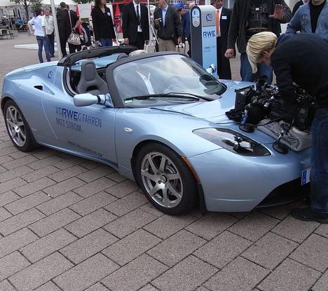 Tesla Roadster - fernsehreif
Die Kampagne des Energieversorgers RWE hat den Vorteil, das jetzt endlich mal Elektroautos live auftreten können. Es ist erstaunlich wie viele Menschen noch glauben,