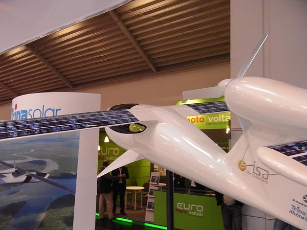 Mit der Sonne Fliegen
Das Modell eines Ultraleichtflugzeuges zeigt, was ein paar Nummern größer im Bau ist. Mit Solarzellen von Trina Solar auf den Flügeln, soll bald ein Flugzeug zu einer