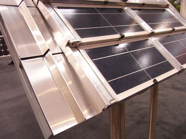 Photovoltaik und Dach wird eins.
Die Photovoltaik entwickelt sich zur Dacheindeckung. Überlappende Module und Schienen-Profile, die das Wasser abführen treten an Stelle von Dachziegeln oder Dachplatten.