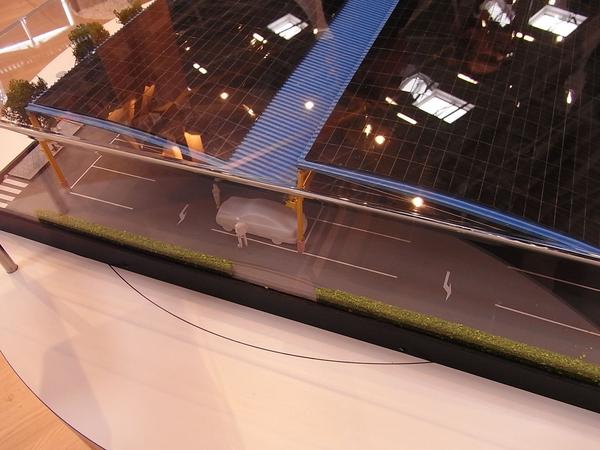 Solarparkhaus - Solartankstelle
Diesese Modell von einem Parkhaus hat es in sich. Weit überspannende Dachelemente mit integrierter Photovoltaik bieten die Möglichkeit, Parkflächen großflächig zu