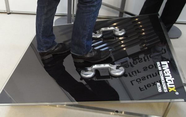 Sind rahmenlose Photovoltaik Module begehbar?
Der Trend geht eindeutig hin zu den rahmenlosen Modulen. Glasplatten bringen die ganze Stabilität. Auch wenn die Glasmodule nicht ausdrücklich als begehbar
