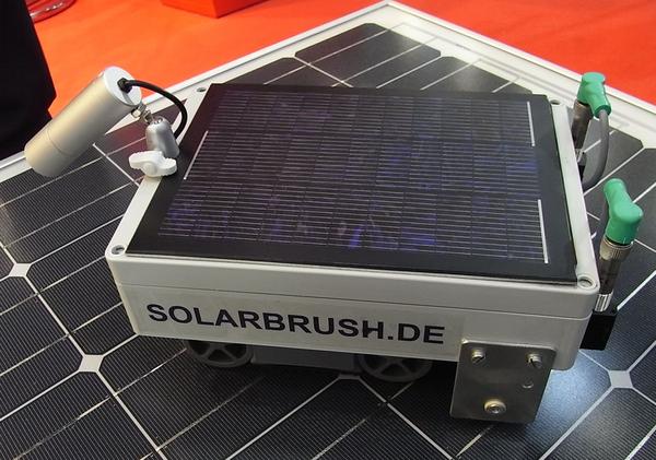 Gefahren von Solaranlagen - Absturz bei Reinigungsarbeiten
Tatsächlich gibt es zahlreiche Unfälle bei der Reinigung von Solaranlagen. Was nutzt da die beste Versicherung, wenn der Versicherte abgestürzt ist? Mit dem Reinigungsroboter