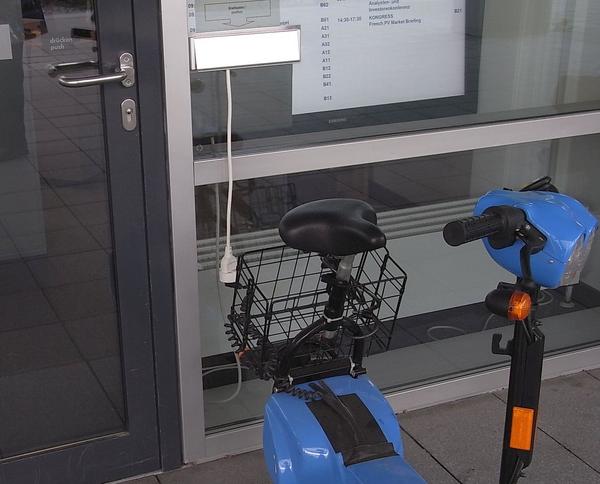 Briefkasten als Stromtankstelle
Der Briefkasten wird hier als Stromtakstellne benutzt. Die Steckdose vom Stromkabel passt durch den Briefschlitz. Das Ladegerät hat im Roller Platz gefunden.