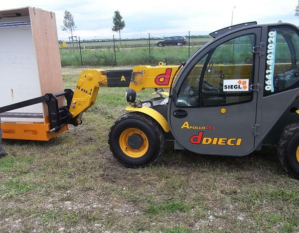 Transport schwerer Dünnschichtmodule
Die schweren Dünnschichtmodule werden hier mit einer Art Radlader bewegt. Die Module stehen in einem Holzkasten groß wie ein Kleiderschrank.