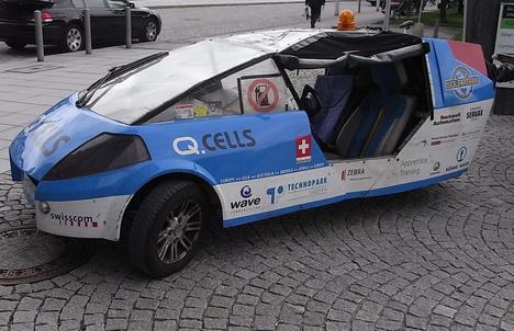 Solartaxi auf der Intersolar 2009
Luis Palmer hat mit seinem Solartaxi bereits die Welt umrundet und damit gezeigt, das elektrische Mobilität möglich ist. Jetzt gibt es vor dem Messegelände in München