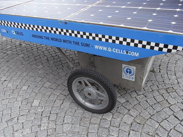 Anhänger mit Fotovoltaik und Zusatz-Akkus
Der Mangel an Elektrotankstellen wird beim Solartaxi durch die eigene Tankstelle ausgeglichen. Auf einem Anhänger wird die Photovoltaik mitgeführt.