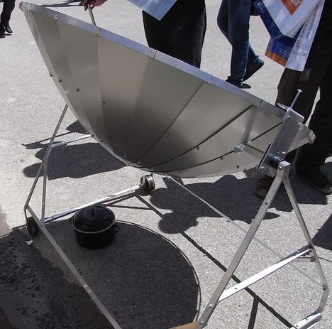 Solarkocher als Bausatz
Die hier ausgestellten Solarkocher werden als Bausatz gefertigt. Stahlgestell und Reflektoren von diesem Modell wiegen ca.18 kg. Nicht unbedingt zum Wandern geeignet, aber