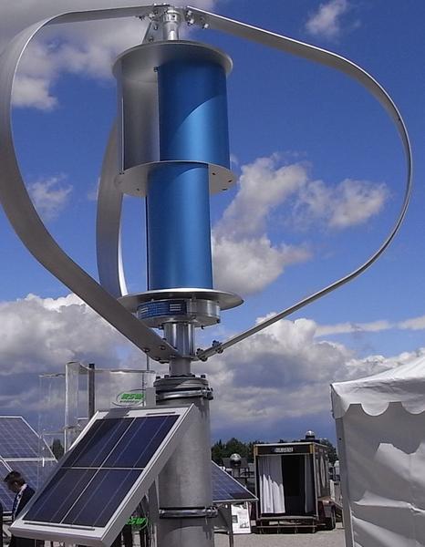 Vertikal-Windgenerator mit Photovoltaik
Ein mobiler Windgenerator mit Vertikalrotor kann mit einem Photovoltaik Modul an einem Mast kombiniert werden. Diese Kombination ist beispielsweise für die Versorgung