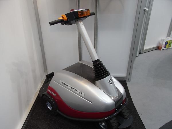 Airport-Scooter spart Energie
Der Airport-Scooter ist eine kleine elektrische Zugmaschine. Mit Akkukraft werden Lasten bis zu einer Tonne gezogen oder auch geschoben.