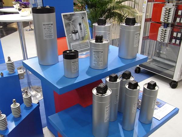 Kondensatoren gewinnen an Bedeutung
Electronicon, ein Spezialist für Kondensatoren zeigt hier eine Auswahl seiner Produkte. Kondensatoren werden fast überall verwendet. Beleuchtung, Motoren und Generatoren kommen