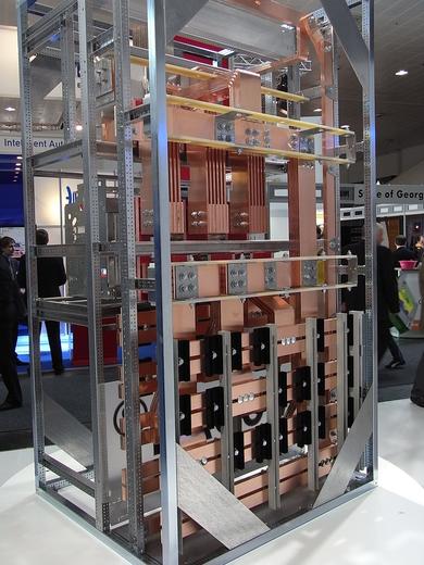 Kupfer - Rohstoffproblem der Zukunft
Ein verwaister Messestand. Das Exponat spricht für sich. Hohe Spannungen in globalen Stromnetzen verursachen nicht nur hohe Verluste, sondern auch einen hohen Materialverbrauch.