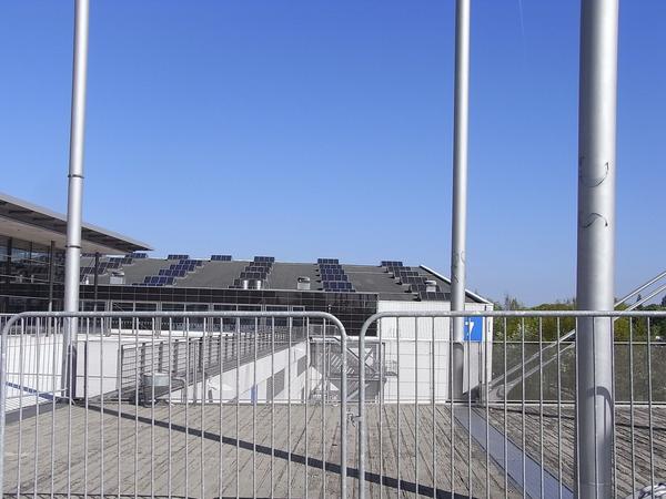 Photovoltaik - Hallendach der Hannover Messe
Auf dem Dach von Messehallen erwartet man schon etwas von Zukunftstechnologie zu sehen. Ein paar Photovoltaik Module sind da schon ein kleiner Lichtblick.