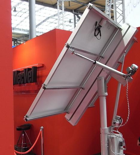 Nachführsysteme für Photovoltaik
Systeme die Photovoltaik der Sonne nachführen erzeugen unbestritten den höchsten Ertrag. Deshalb sind die Modelle von solchen Anlagen auch auf jeder Messe zu finden.