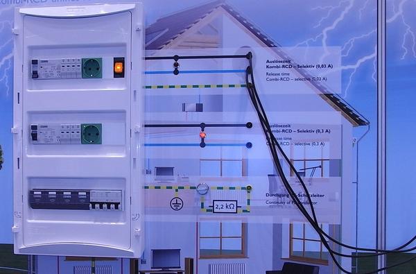 Überspannungsschutz
Überspannungsschutz, Personenschutz und die Sicherheit von elektrischen Anlagen sind die Themen an diesem Stand von Phoenix Contact.