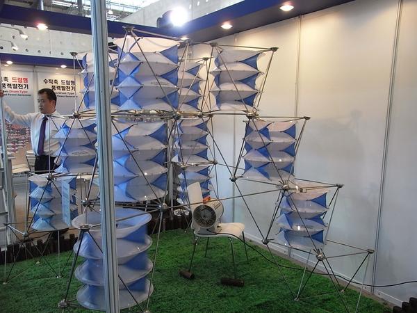 Windkraftanlage mit Vertikalrotor
Das Modell einer Windkraftanlage mit Vertikalrotoren wird hier mit einem Ventilator in Bewegung gesetzt. Nachdem Windgeneratoren mit Vertikal-Rotor wegen ihrem geringen
