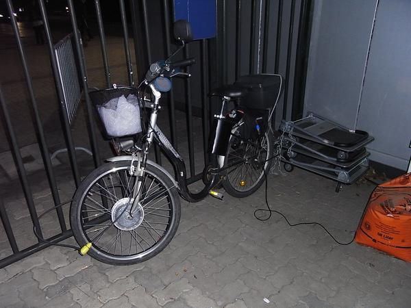 Elektrofahrrad - die clevere Alternative
Auch das Personal der Hannover Messe scheint schon auf elektrische Mobilität zu setzen. Hier am Ausgang des Messegeländes wird gerade ein Elektro-Fahrrad nachgeladen.