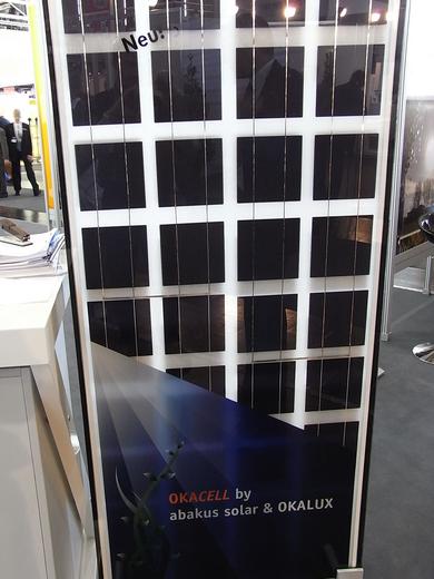 Glasfassade mit Photovoltaik
Ein hervorragend wärmegedämmtes Glas mit integrierter Photovoltaik wird von Okalux gezeigt. Es handelt sich hier um ein spezielles Fassaden-Modul.