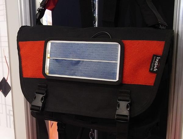 Tasche mit Photovoltaik
Diese Umhängetasche dient gleichzeitig als Ladestation für Mobiltelefon oder PDA. Die Fotozellen sind auf den Taschendeckel aufgenäht.